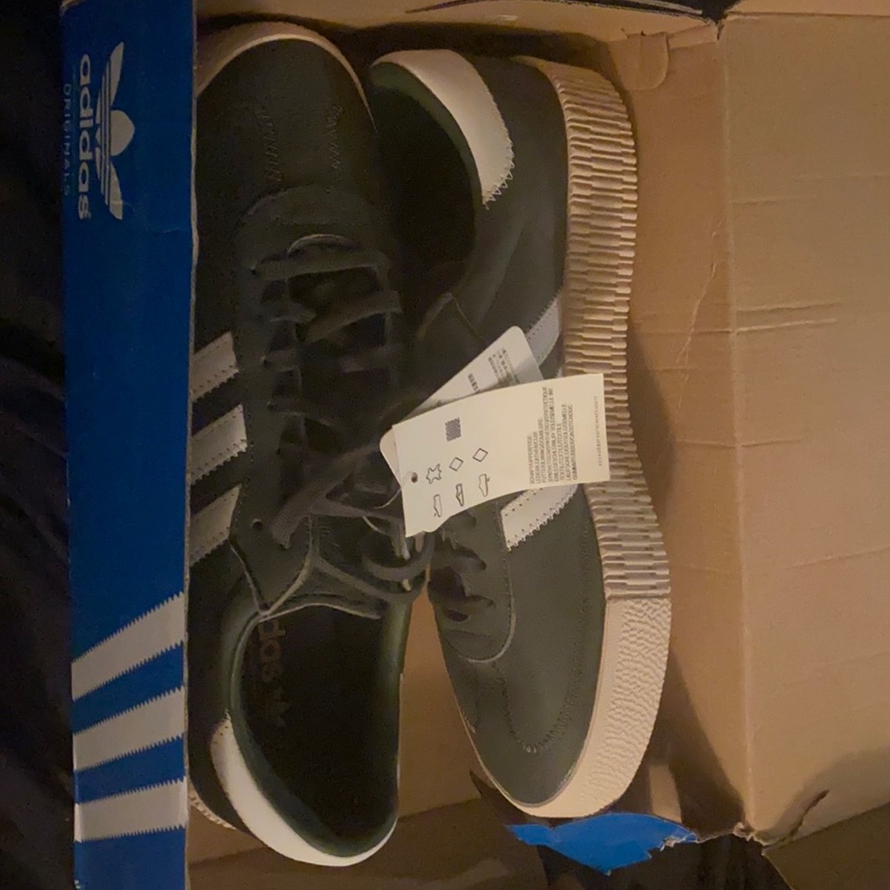Sanbarose Adidas brand new , box is damage from moving